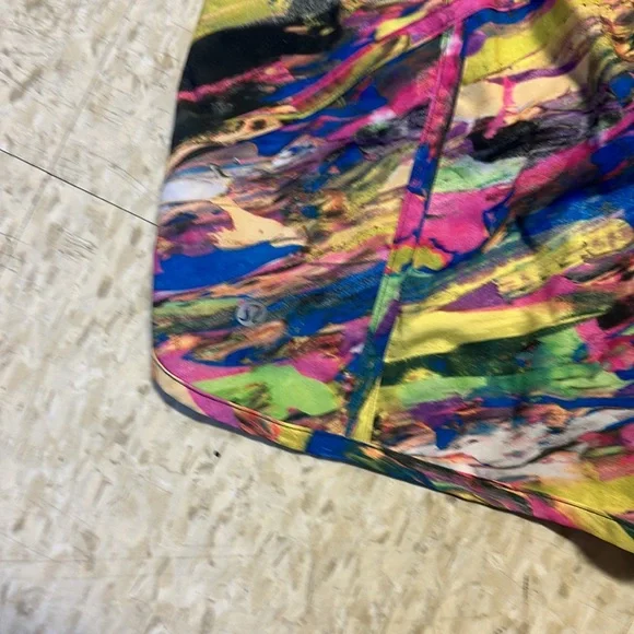 LULULEMON track that short women’s 6 - Picture 3 of 4